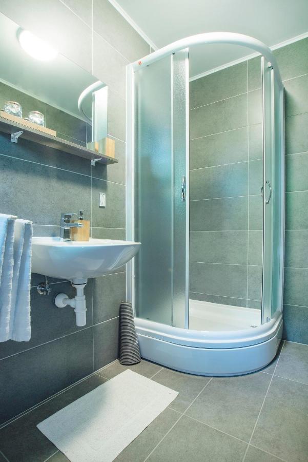4 Seasons Guest House غاكوفيتسا المظهر الخارجي الصورة